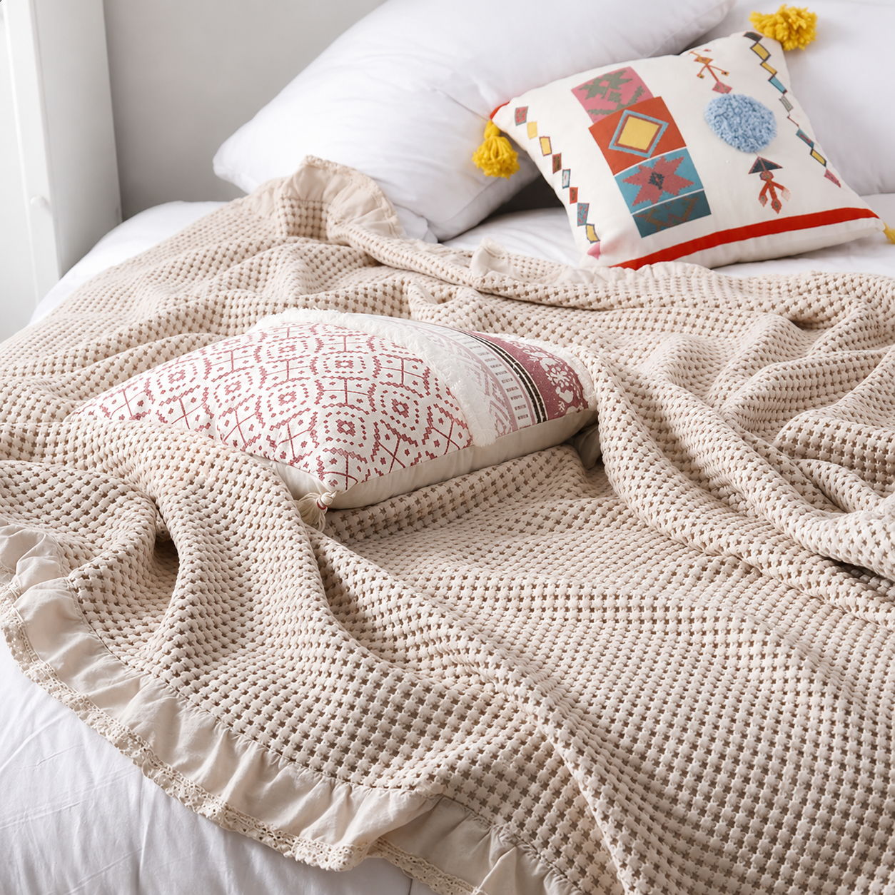 Plaid gaufré effet velours uni – plaid plié sur un lit