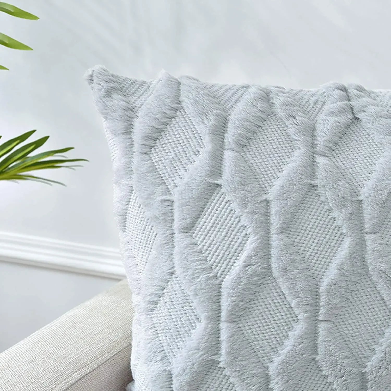 Housse de coussin moelleuse effet peluche 45x45 cm – mise en situation dans le salon