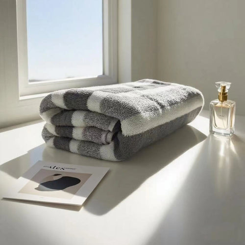 Drap de bain épais 70x130 cm rayé – mise en situation dans la salle de bain